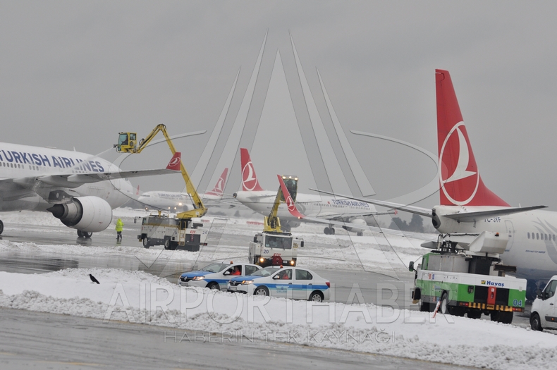 Atatürk Havalimanı'nda zorlu koşullarda karla mücadele