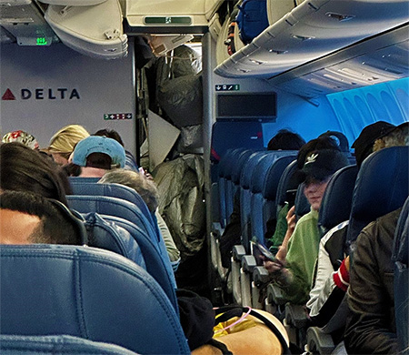 Delta uçağında şaşkına çeviren slide kazası!