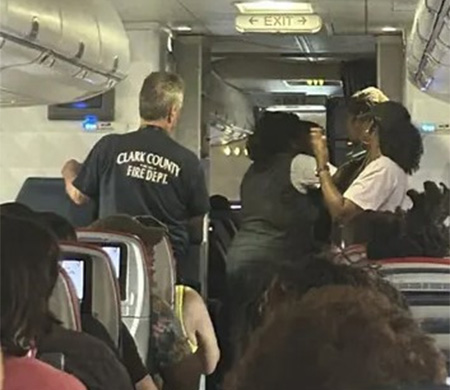 Delta uçağında sıcaktan 6 kişi bayıldı