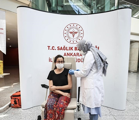Esenboğa Havalimanı'nda aşı uygulaması başladı