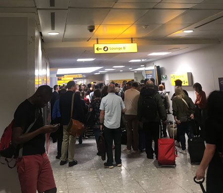Heathrow'da yangın alarmı: Yolcular tahliye edildi