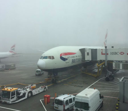 Londra'daki sis uçuşları etkilemeye devam ediyor