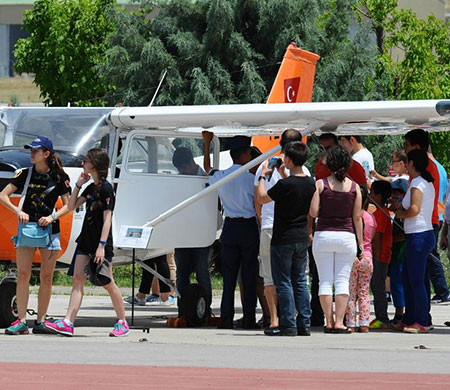 Gaziemir'de "Havacılık, Bilim ve Kültür Şenliği" devam ediyor