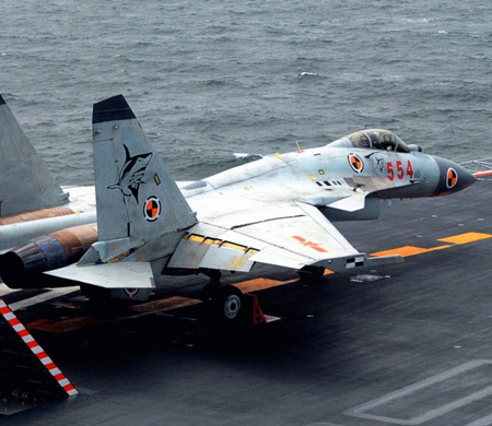 Çin yapımı J-15 savaş uçakları mercek altında