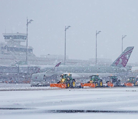 Kar yağışı nedeniyle 320 uçuş iptal edildi