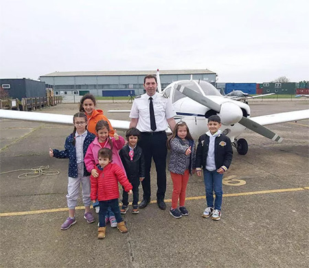 İngiltere'de yaşayan Türk pilot çocukların hayalini gerçekleştirdi