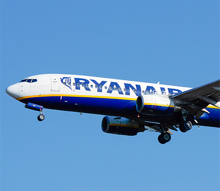 Ryanair uçağının motorunda patlama oldu acil iniş yaptı