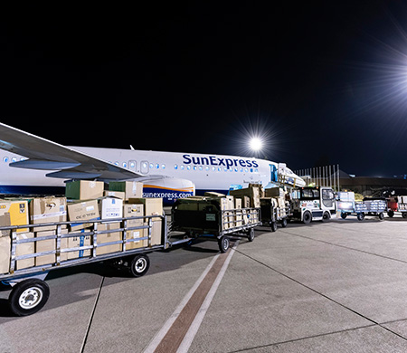 Sunexpress'in Almanya'dan yardım getiren uçağı Antalya'ya geldi