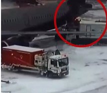 Kar küreme aracı Aeroflot'un A321'ine çarptı