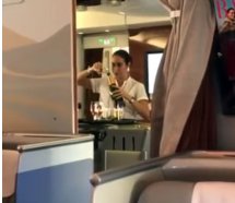 Emirates hostesi kadehteki içkiyi şişeye doldururken yakalandı