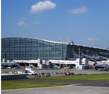 Heathrow Havalimanı'nda iptaller sürüyor