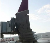 Qatar uçağı körüğe çarptı