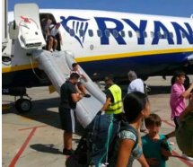 Ryanair uçağında taşınabilir batarya patladı