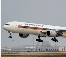 Singapur uçağı piste kuyruk vurdu
