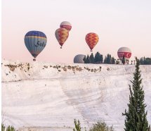Turistler Pamukkale'de balon turlarına ilgi gösteriyor