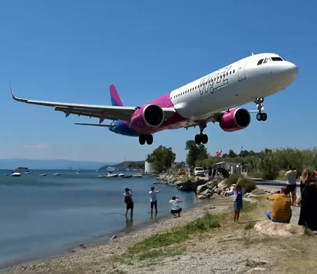 Yolcu uçağı iniş sırasında turistleri teğet geçti