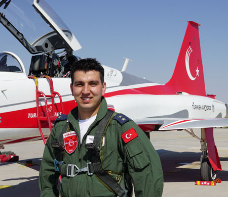Türk YIldızları'nın yeni üyesi ilk uçuşunu yaptı